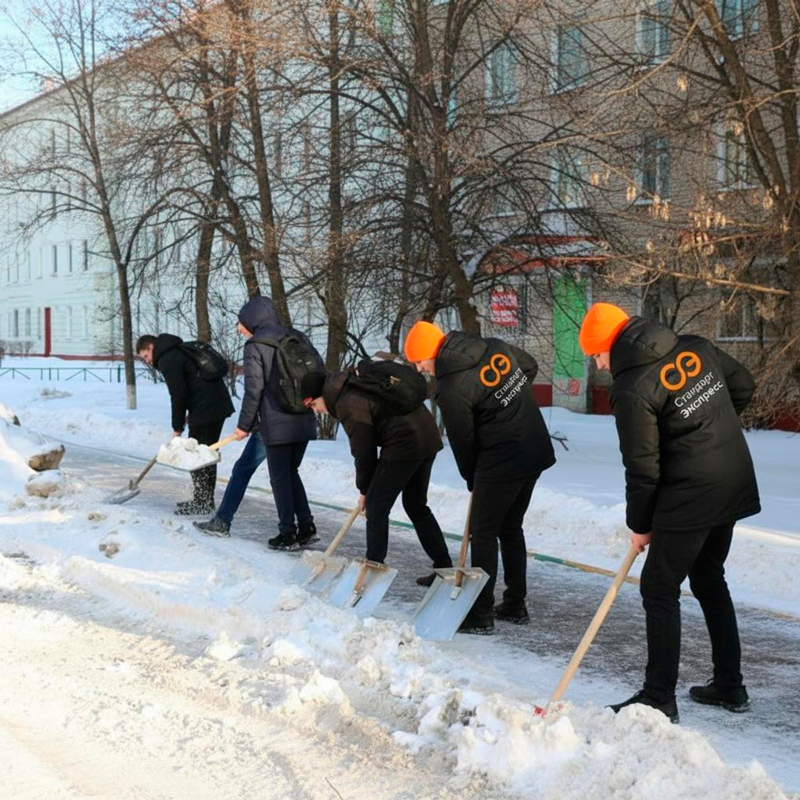 Уборка снега с крыш и территорий в Вяземском